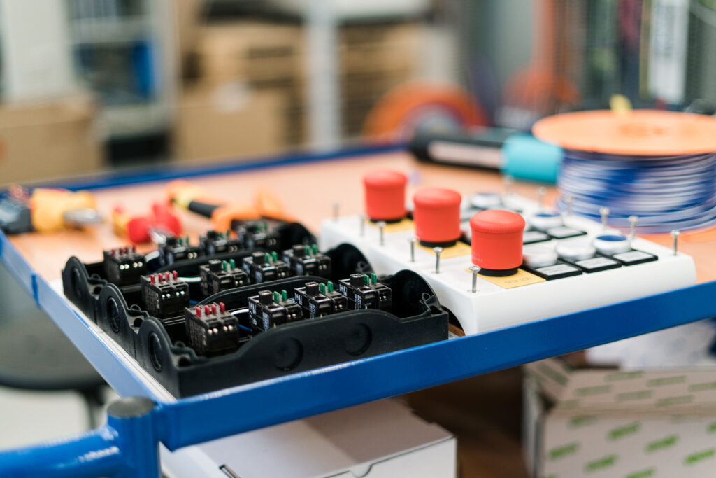 Eine Schalteinheit mit roten Knöpfen