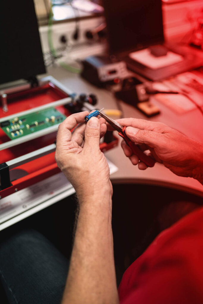 Ein Mitarbeiter verdrahtet ein Element