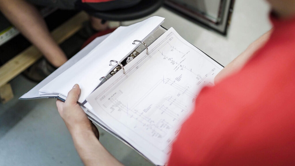 Ein aufgeklappter Ordner mit eingehefteten Schaltplänen