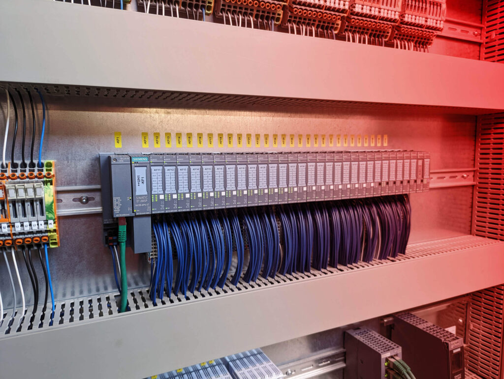 Sauber verkabelte Elemente in einem Schaltschrank