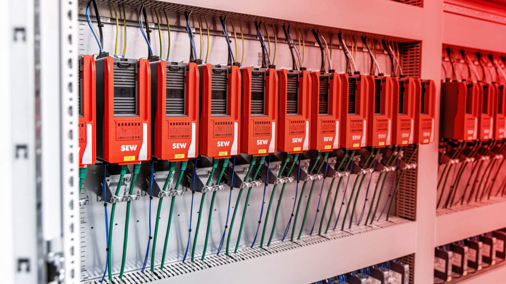 Verkabelte Elemente in einem Schaltschrank